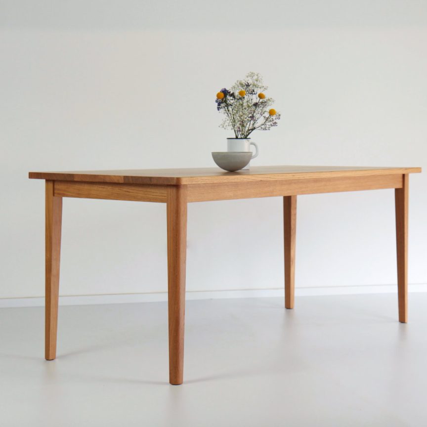 Piet — Tisch aus Massivholz